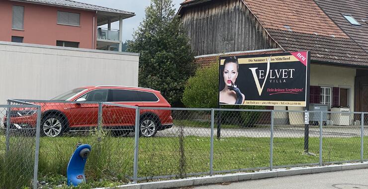 weitere Strassen Reklame für die Villa-Velvet